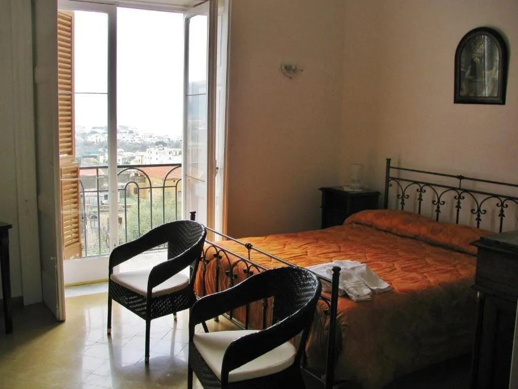 Room, Lo Stradone, Naples