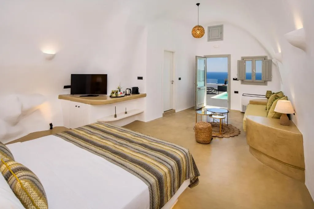 SUITE SUPERIOR WITH PRIVATE POOL Room, Siete Mares Luxury Suites, Santorini