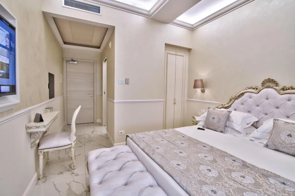 DOUBLE CLASSIC QUEEN BED Room, The Moon Boutique Hotel, Florence