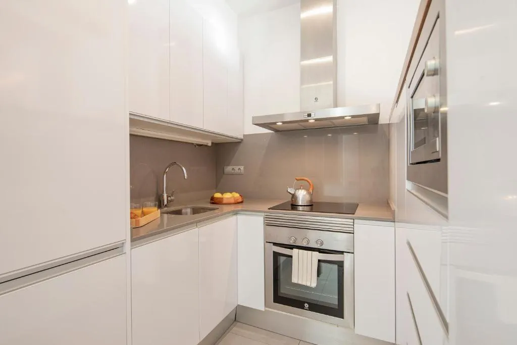 APARTMENT THREE BEDROOMS Room, Aspasios Market Balconies, Barcelona