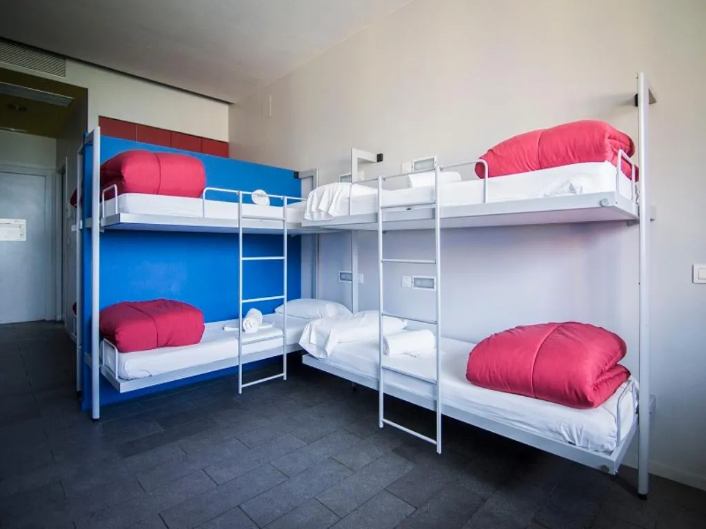 FAMILY ROOM CAPACITY 6 Room, Centre Esplai Hostel, Barcelona