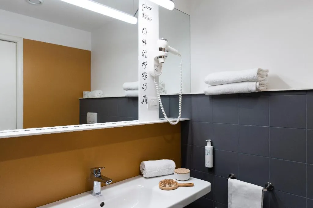 STUDIO STANDARD Room, Piazza Bellini, Naples