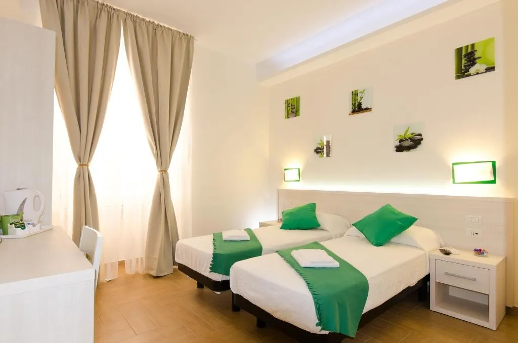 Room, Gemme Di Roma, Naples