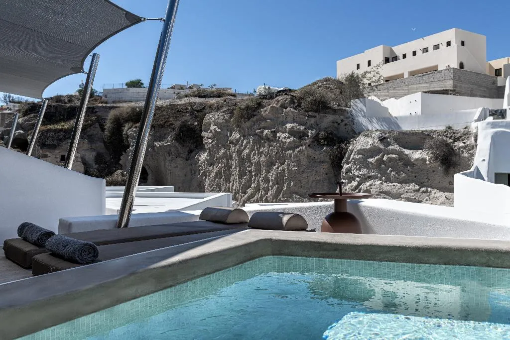 SUITE THREE BEDROOMS TWO BATHROOMS Room, Victoria Caves, Santorini