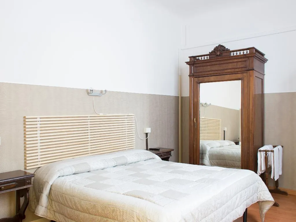 DOUBLE WITH SHARED BATHROOM Room, Loggia Fiorentina, Florence