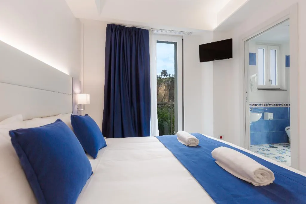 TRIPLE THREE BEDROOMS ONE BATHROOM Room, Giosue' a Mare, Naples