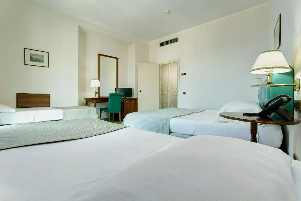 QUADRUPLE STANDARD Room, Lloyd's Baia, Naples