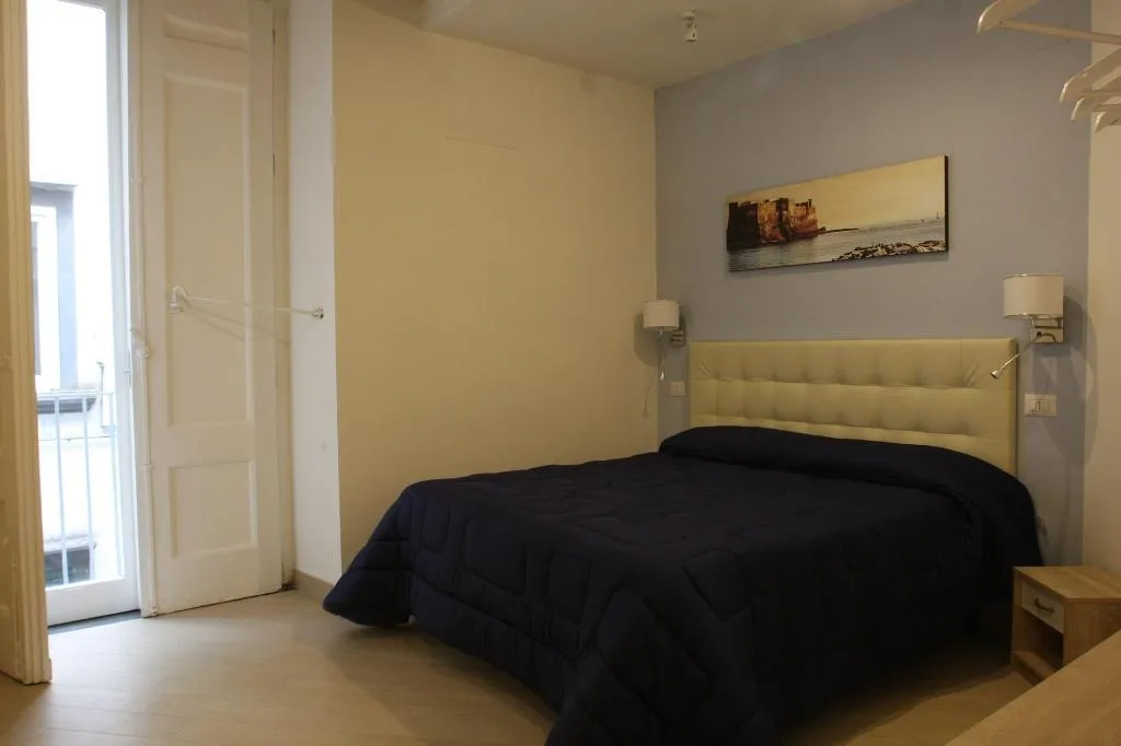 Room, Base Napoli B&B, Naples