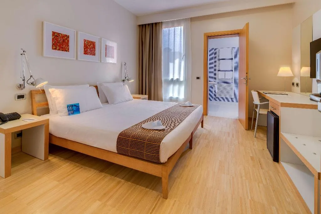 DOUBLE CLASSIC QUEEN BED Room, Best Western Plus Hotel Bologna, Venice