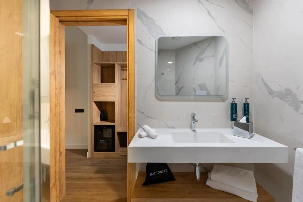 DOUBLE DELUXE KING BED Room, Hilton Garden Inn Milan Malpensa, Milan