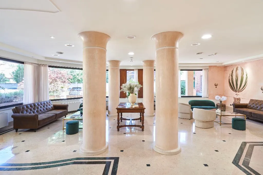 Lobby, Cyrano, Milan