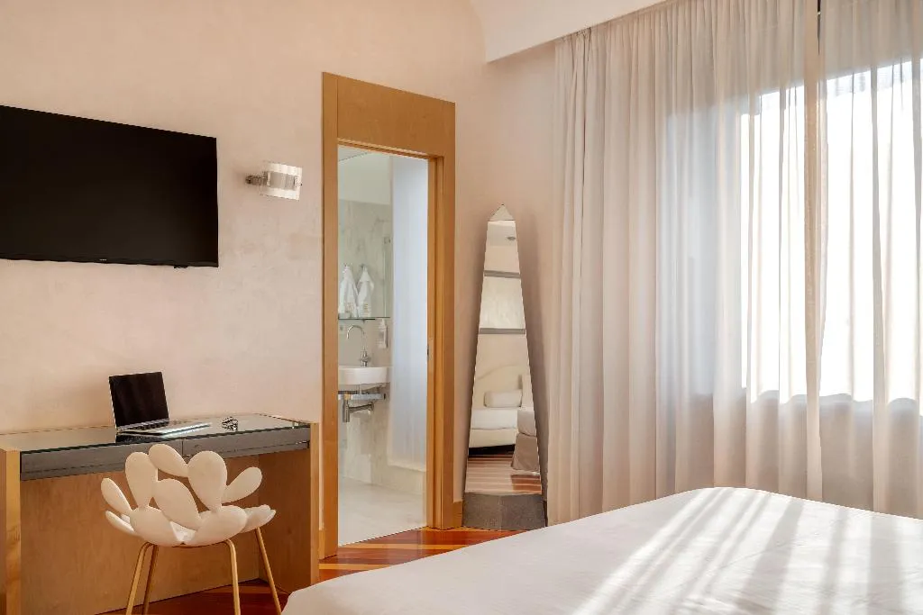 Room, Sanpi Milano, Milan