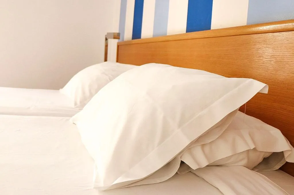 Room, Residencial Amparo, Madeira
