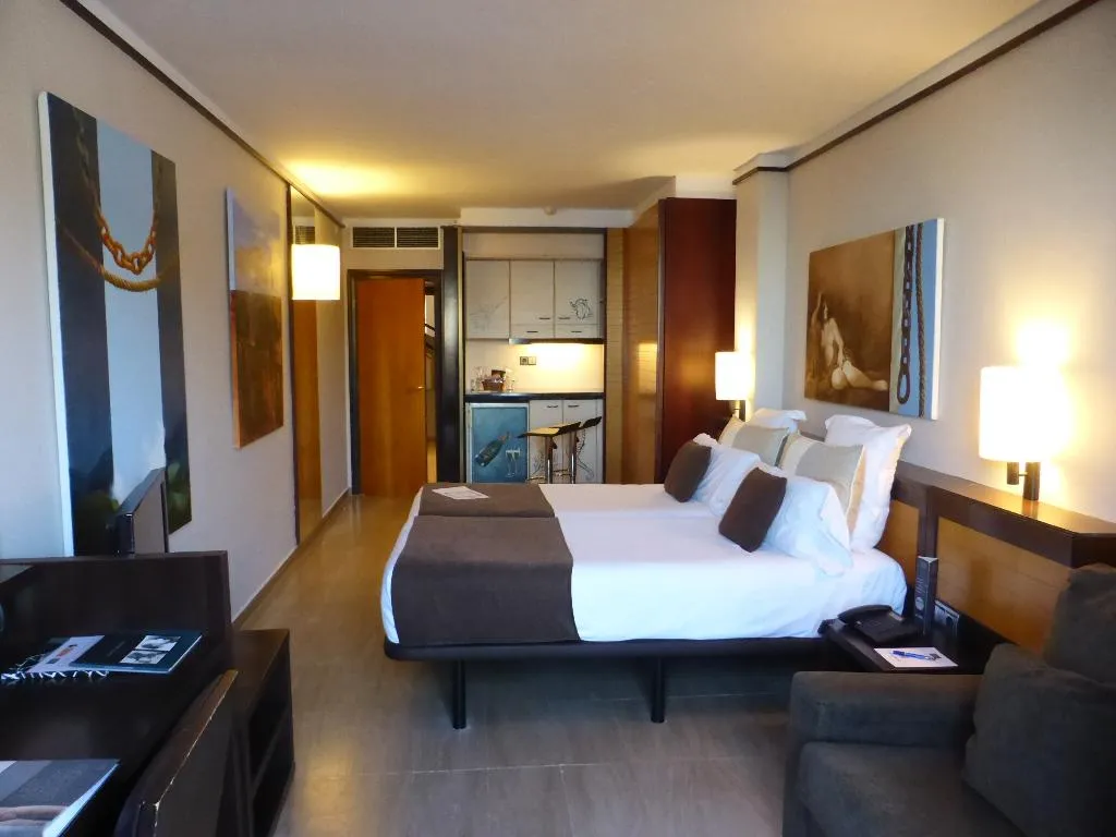 FAMILY ROOM DELUXE SEA VIEW Room, Estela Barcelona, Costa Brava
