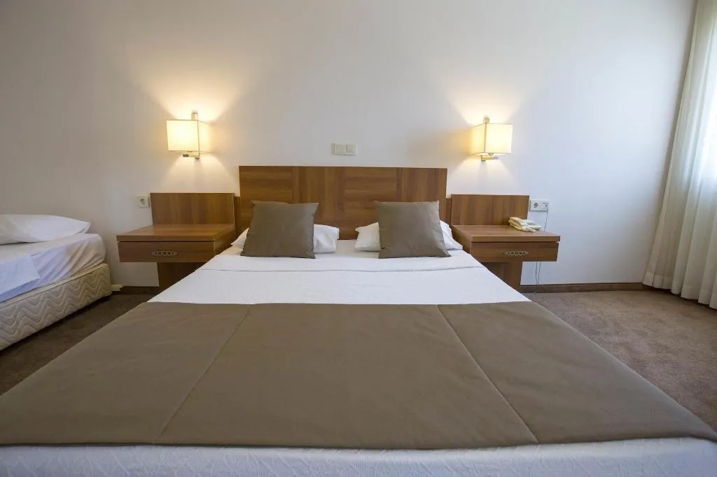 Room, Melis, Izmir