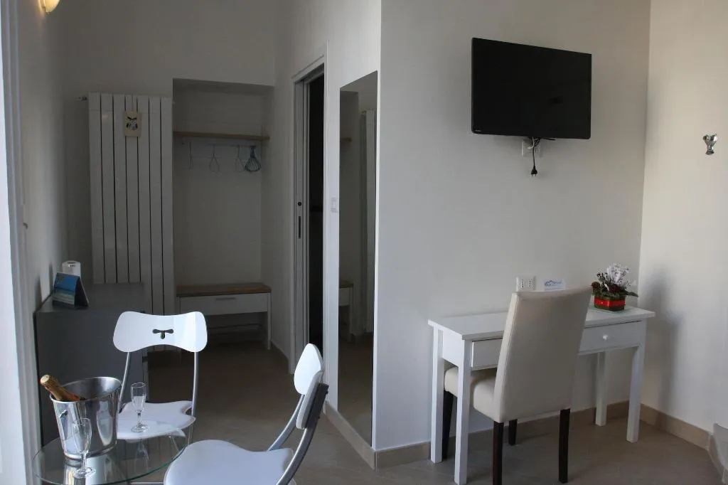 Room, Base Napoli B&B, Naples