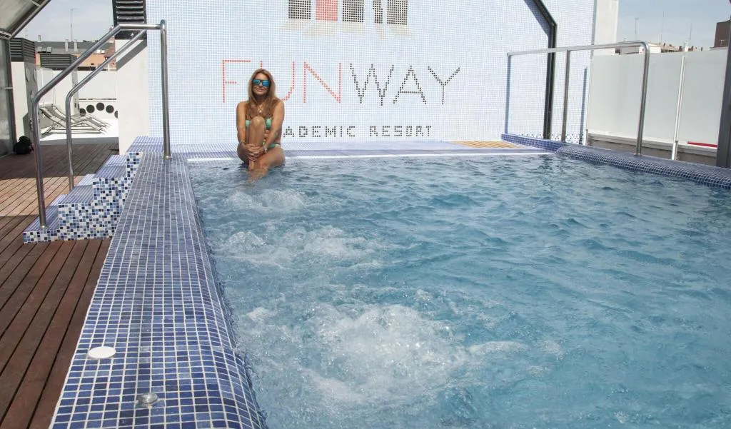 Pool, Funway Academic Resort, Madrid