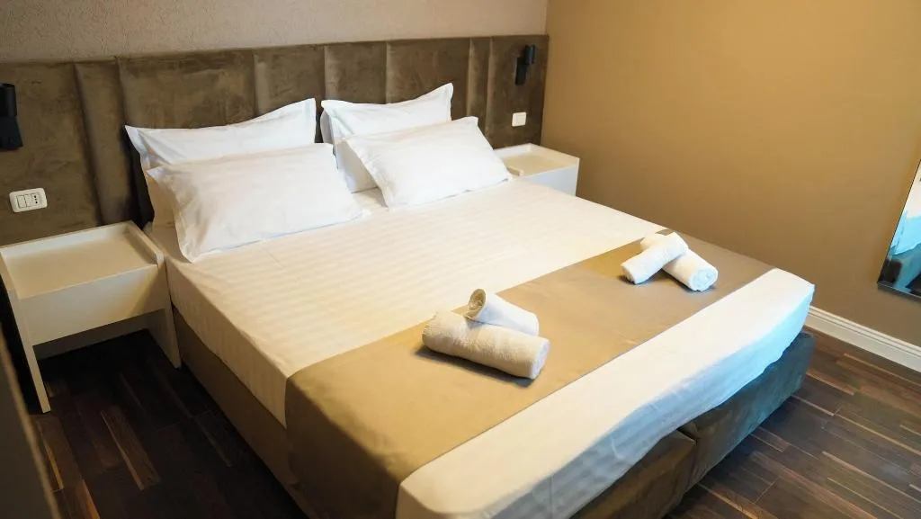 Room, Hotel Majestic, Durres