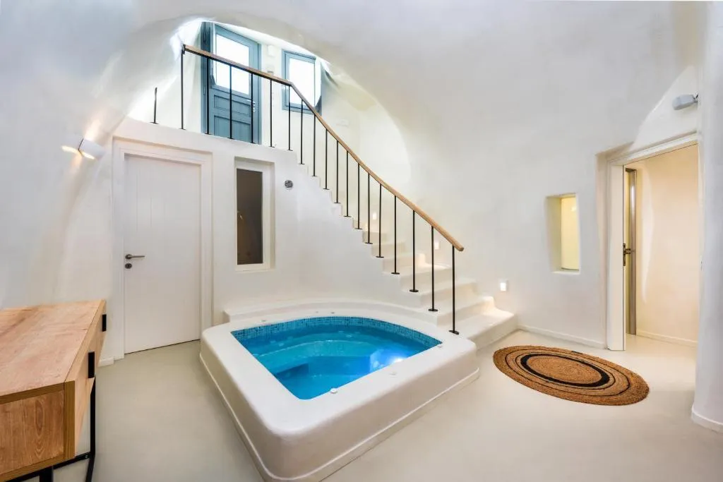 SUITE KING BED WITH JACUZZI Room, Hill Suites Santorini, Santorini