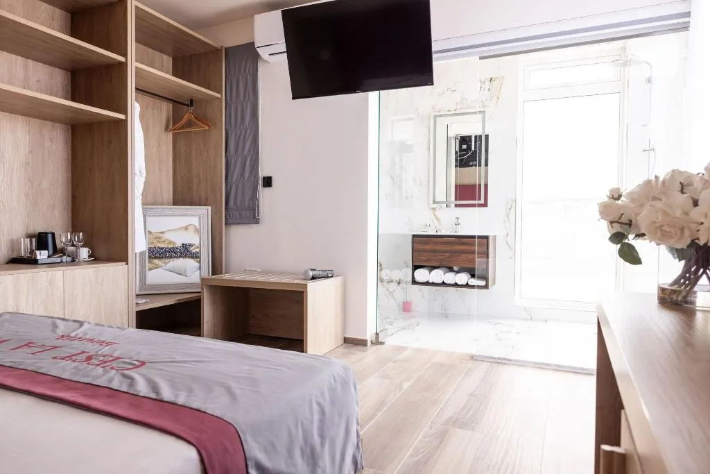 Room, C'est La Vie Boutik Swieqi, Malta