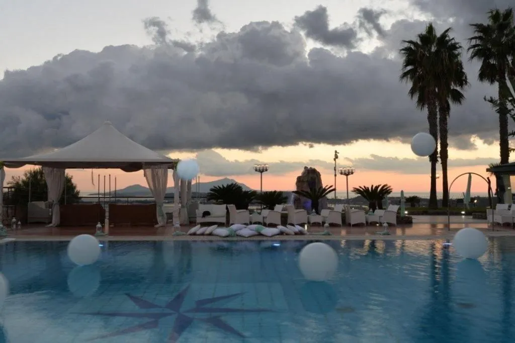 Pool, Gli Dei, Naples