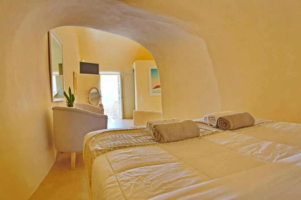 CAVE HONEYMOON Room, Oia Mare Villas, Santorini
