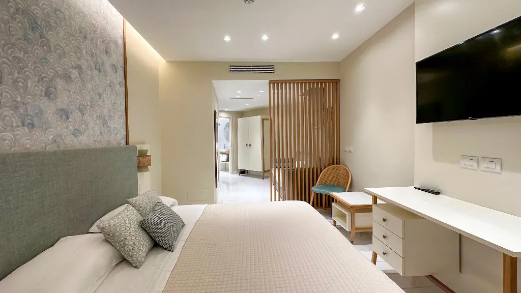 JUNIOR SUITE THREE BEDROOMS ONE BATHROOM Room, Giosue' a Mare, Naples