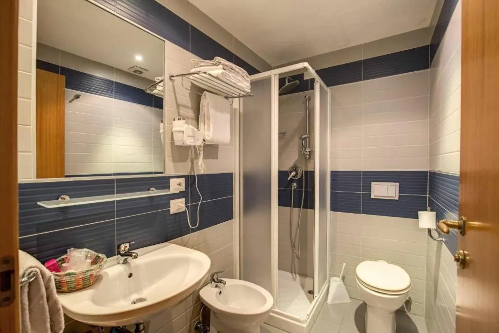 QUADRUPLE THREE BEDS Room, Hotel San Remo, Rome
