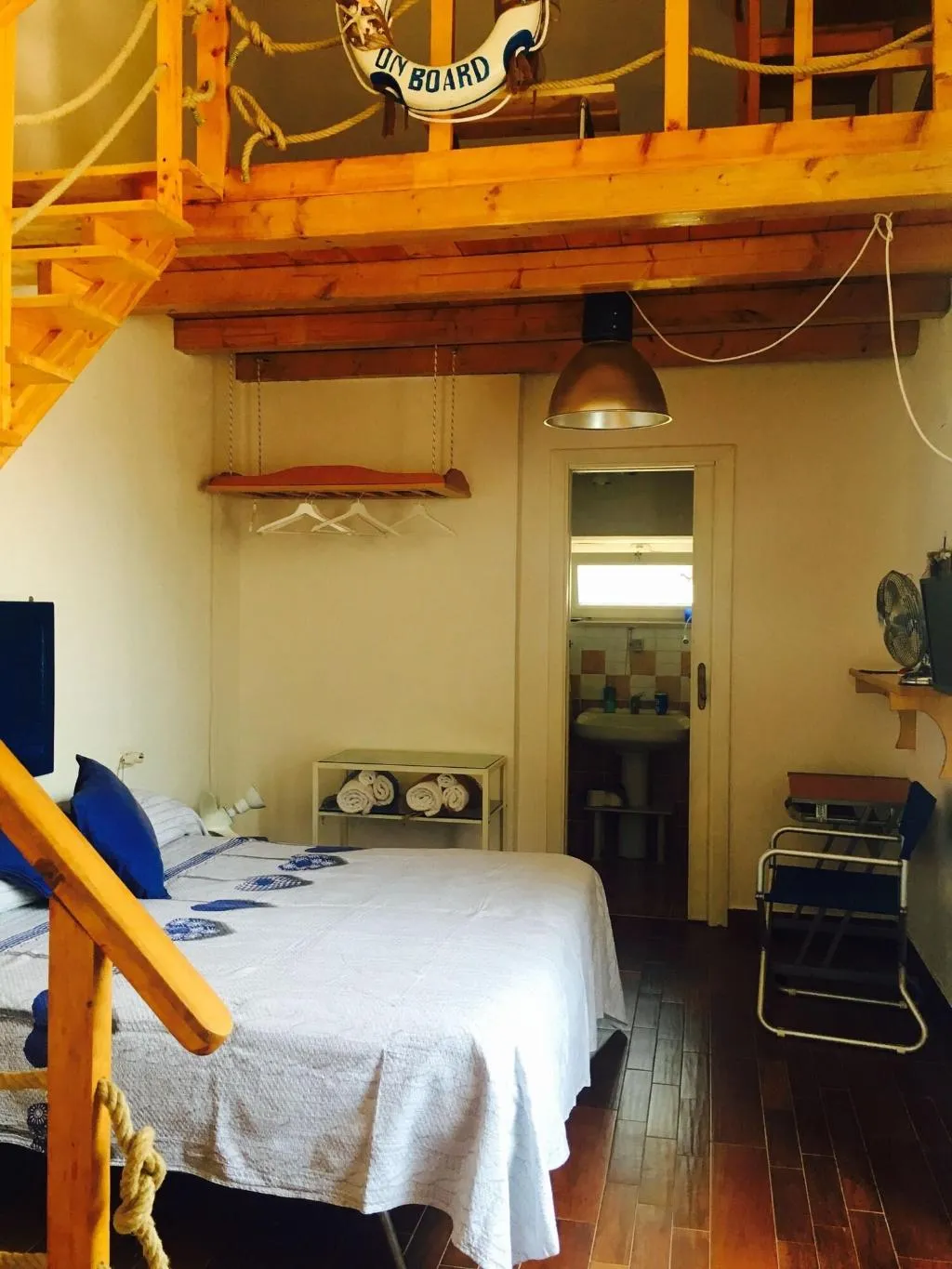 Room, B&B PompeiLog, Naples