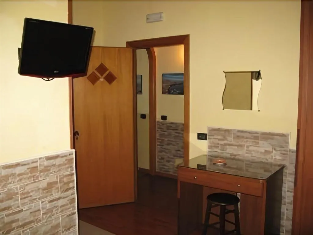 Room, Pensione Enea, Naples