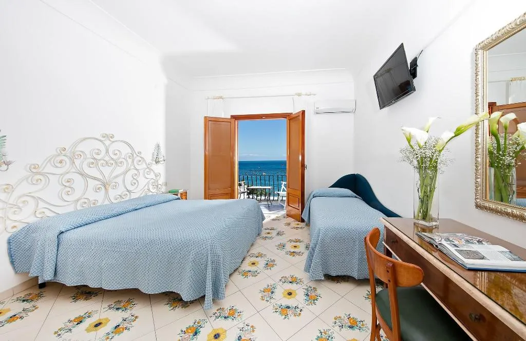 Room, Pupetto, Naples