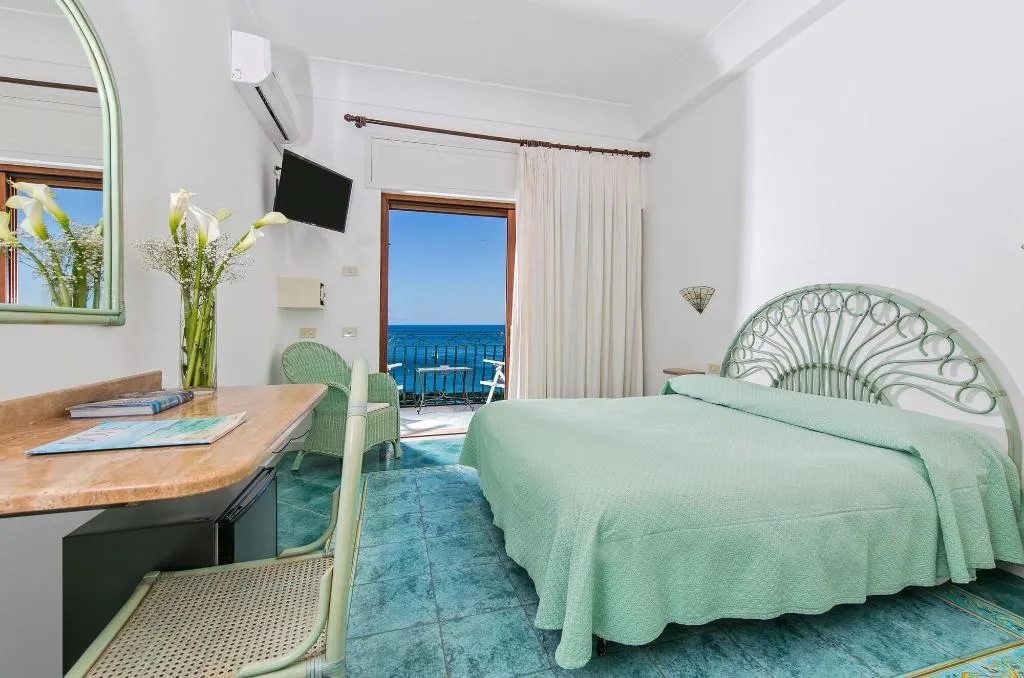 Room, Pupetto, Naples