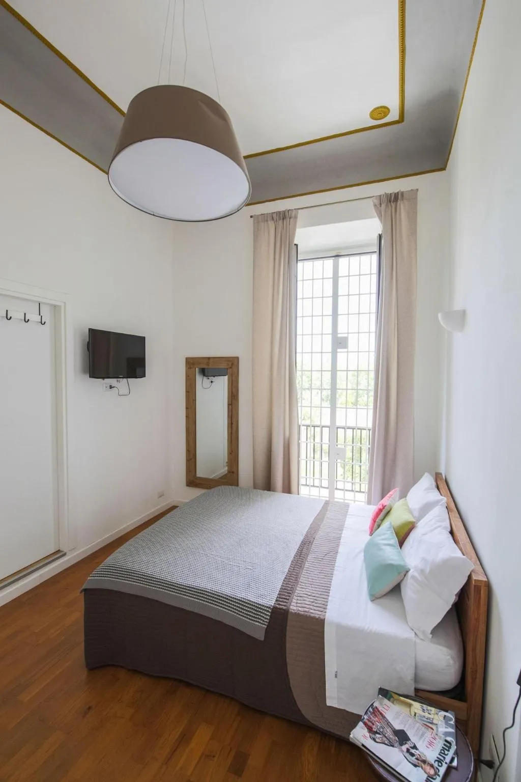 Room, Urban Pine Rooms, Naples