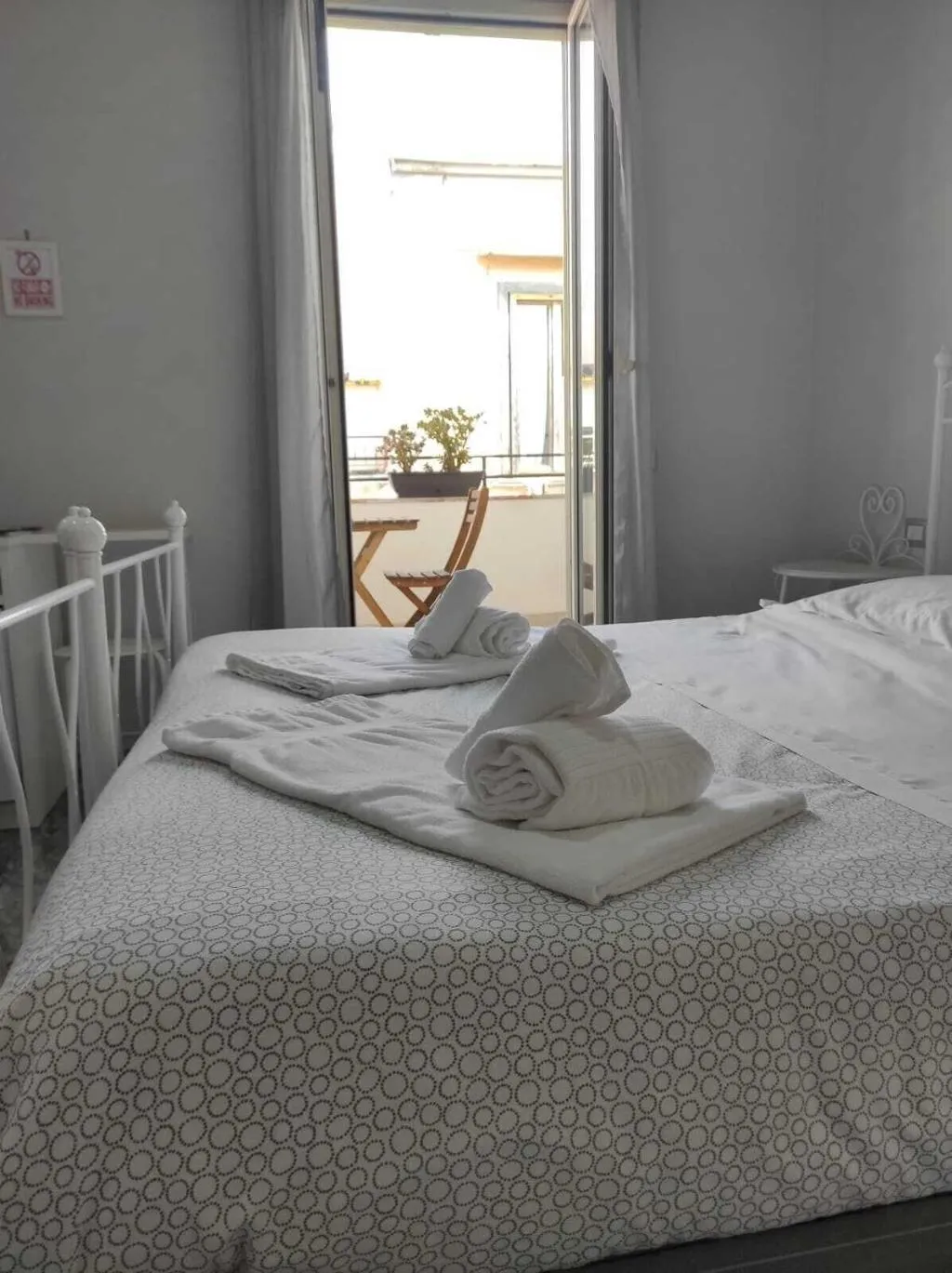 Room, B&B Università, Naples