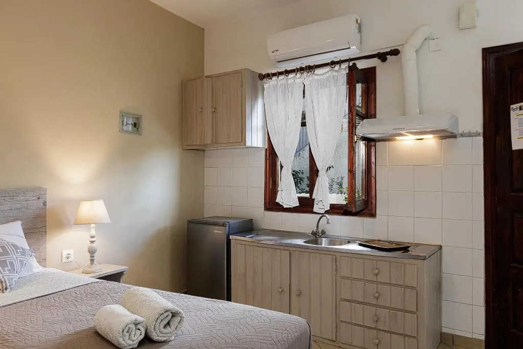 STUDIO THREE BEDS Room, Kasteli Studios & Apartments, Crete