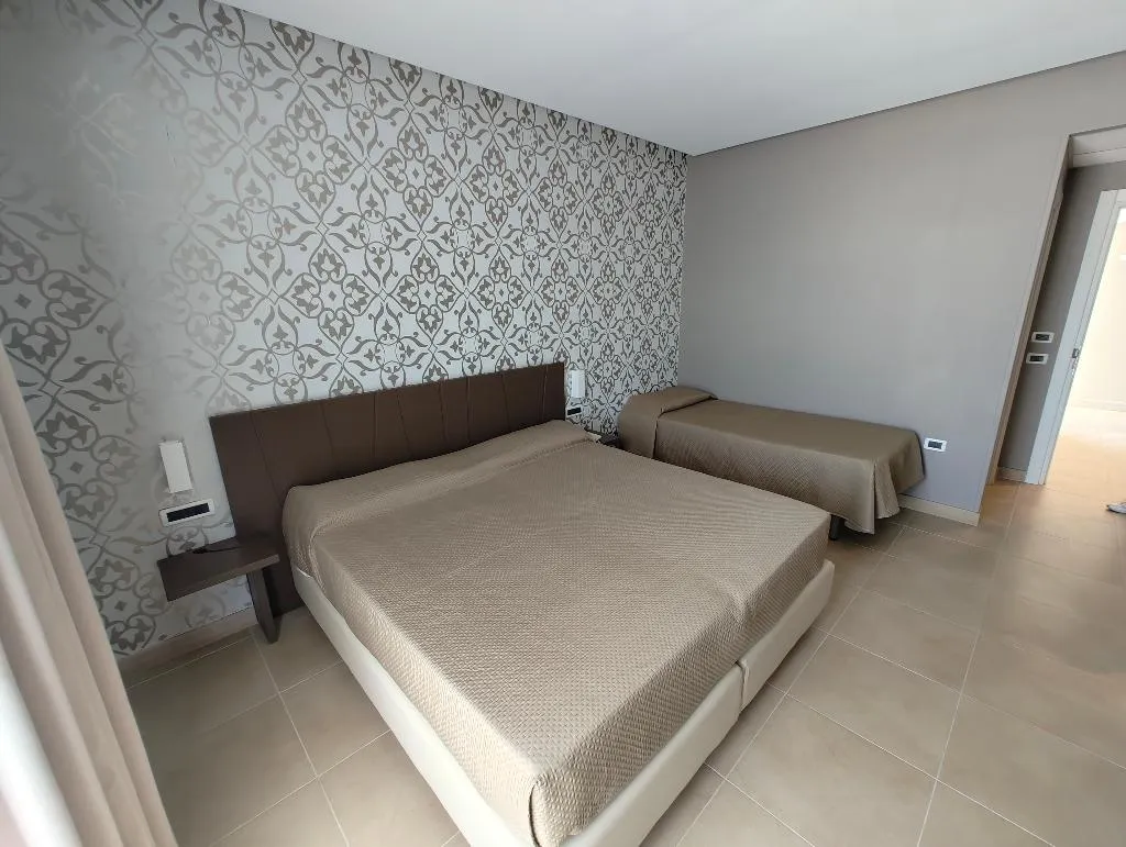 TRIPLE BASIC Room, Sunrise Hotel, Naples