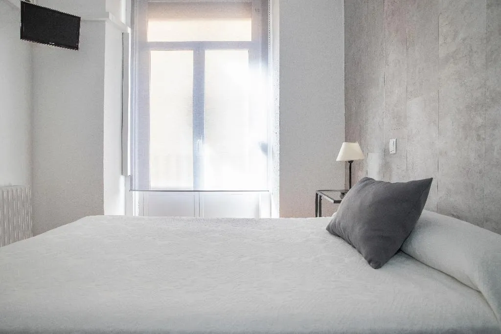 Room, Tokio, Madrid