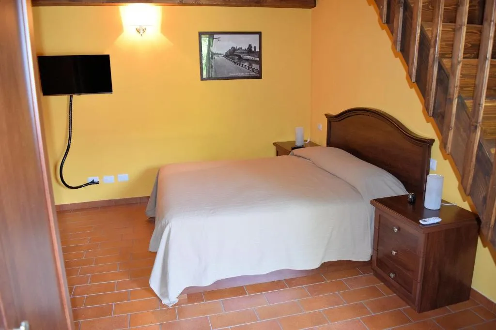 Room, Corte Certosina, Milan