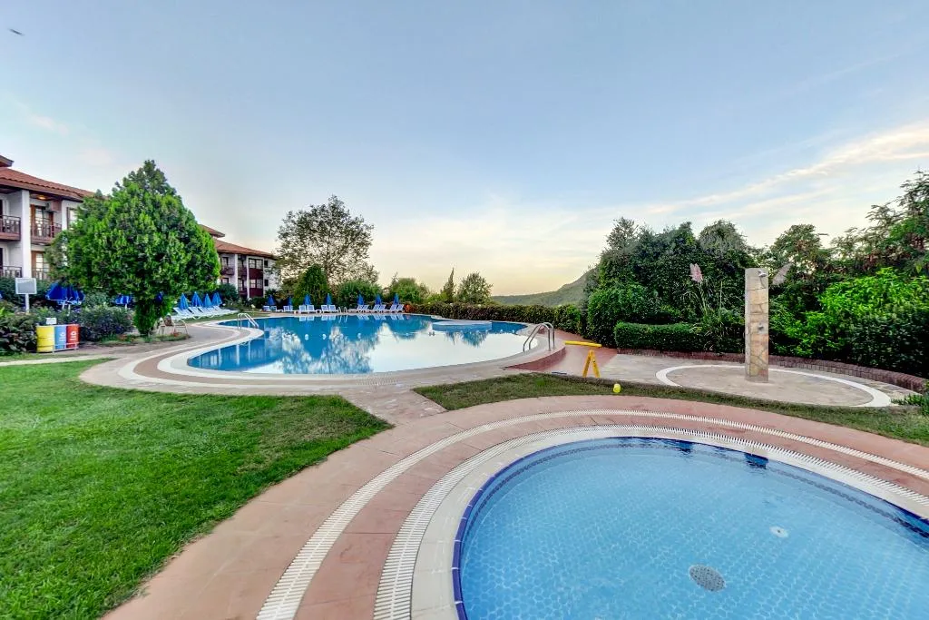 Pool, Montana Pine, Dalaman