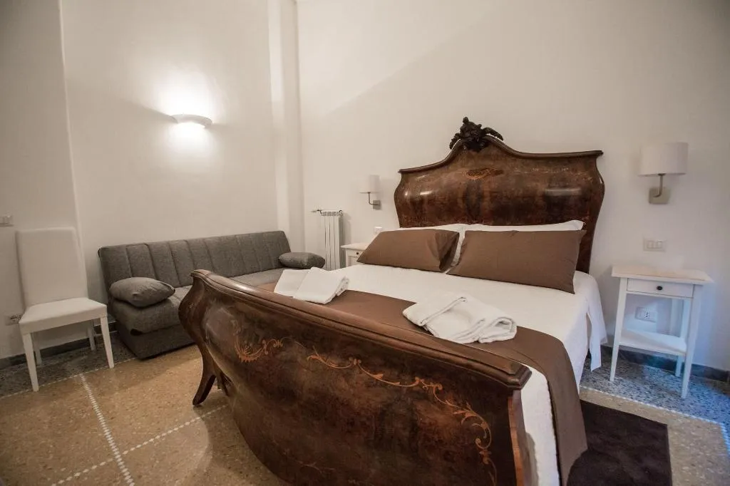 Room, Desiderio Di Roma, Naples
