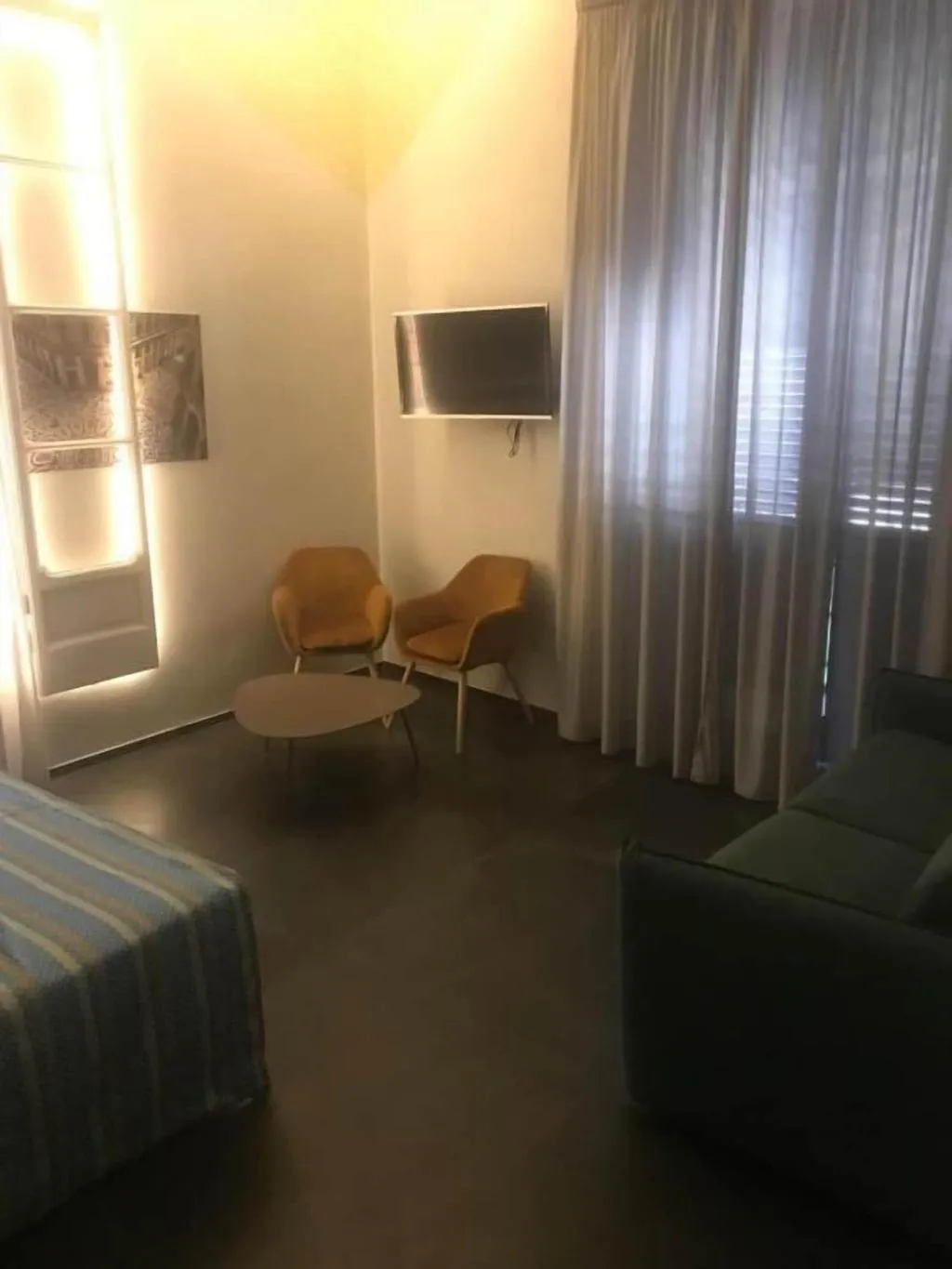 Room, Napoli Svelata, Naples