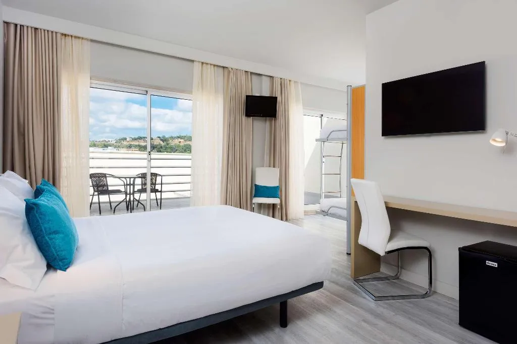 FAMILY ROOM STANDARD Room, Tryp Lisboa Caparica Mar Hotel, Lisbon