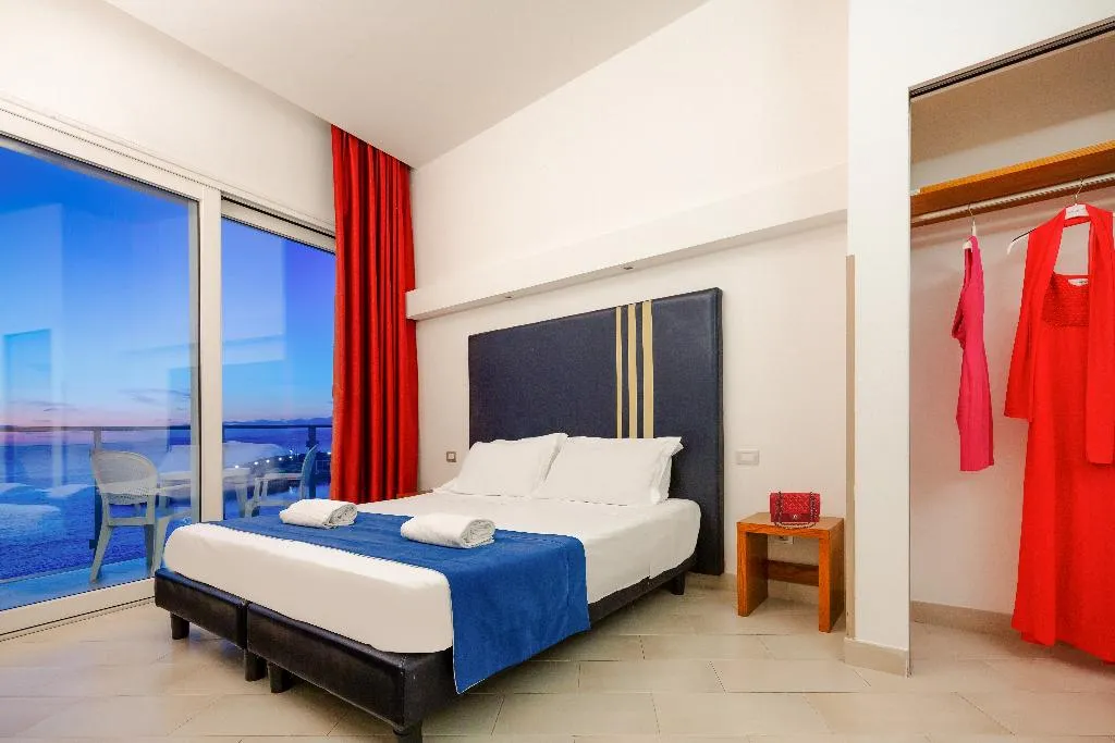 FAMILY ROOM FOUR BEDROOMS ONE BATHROOM Room, Giosue' a Mare, Naples