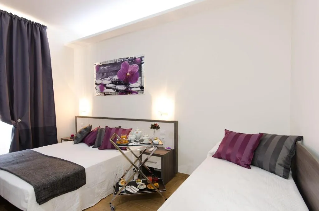 Room, Gemme Di Roma, Naples