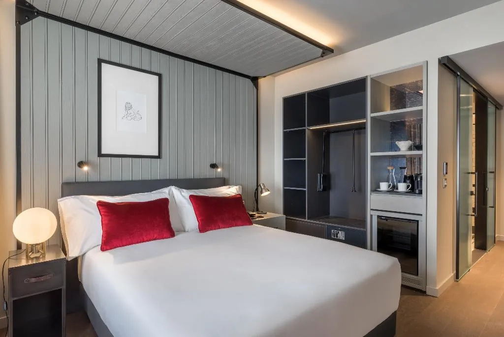 DOUBLE Accessible-Queen Size Bed Room, Canopy by Hilton Madrid Castellana, Madrid