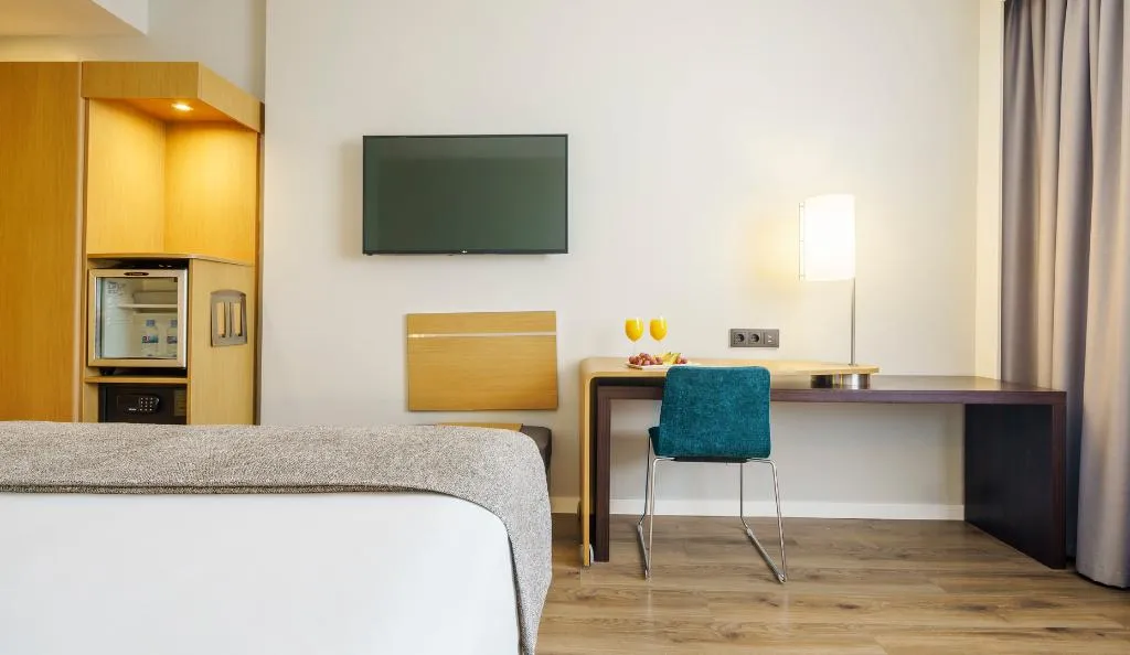 FAMILY ROOM WITH DOUBLE BED Room, Ilunion Valencia 4, Valencia