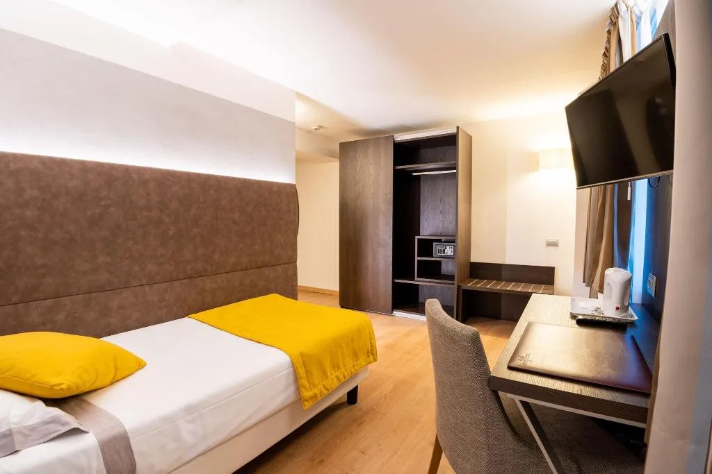 SINGLE STANDARD Room, Hotel Como, Milan