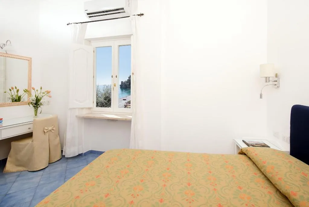 Room, Pupetto, Naples