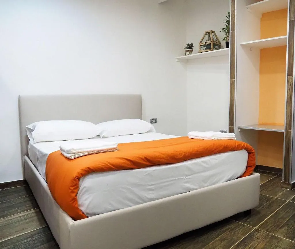 Room, B&B Università, Naples