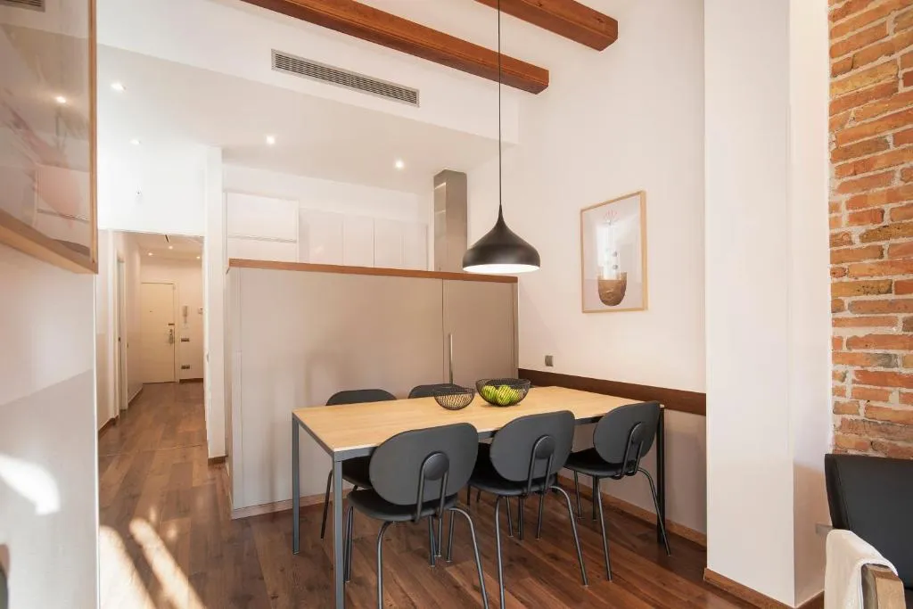 APARTMENT THREE BEDROOMS Room, Aspasios Market Balconies, Barcelona